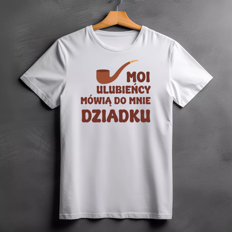 363.png Koszulka Moi ulubieńcy mówią do mnie dziadku z ilustracją fajki – prezent na Dzień Dziadka PixelNadruk.pl Koszulka Moi ulubieńcy mówią do mnie dziadku – śmieszny prezent dla dziadka