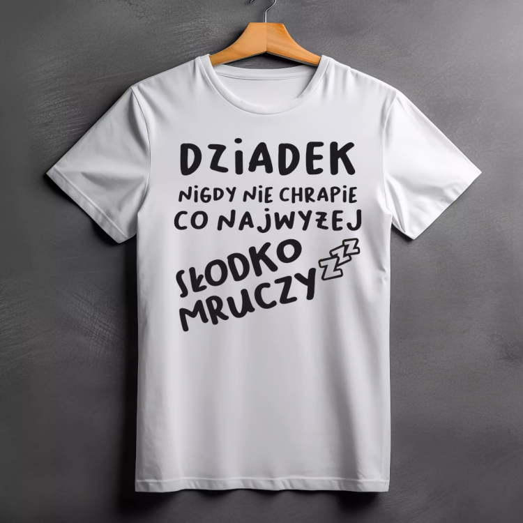 368.png Koszulka Dziadek nigdy nie chrapie, co najwyżej słodko mruczy – prezent na Dzień Dziadka PixelNadruk.pl Koszulka Dziadek nigdy nie chrapie, co najwyżej słodko mruczy – zabawny prezent dla dziadka