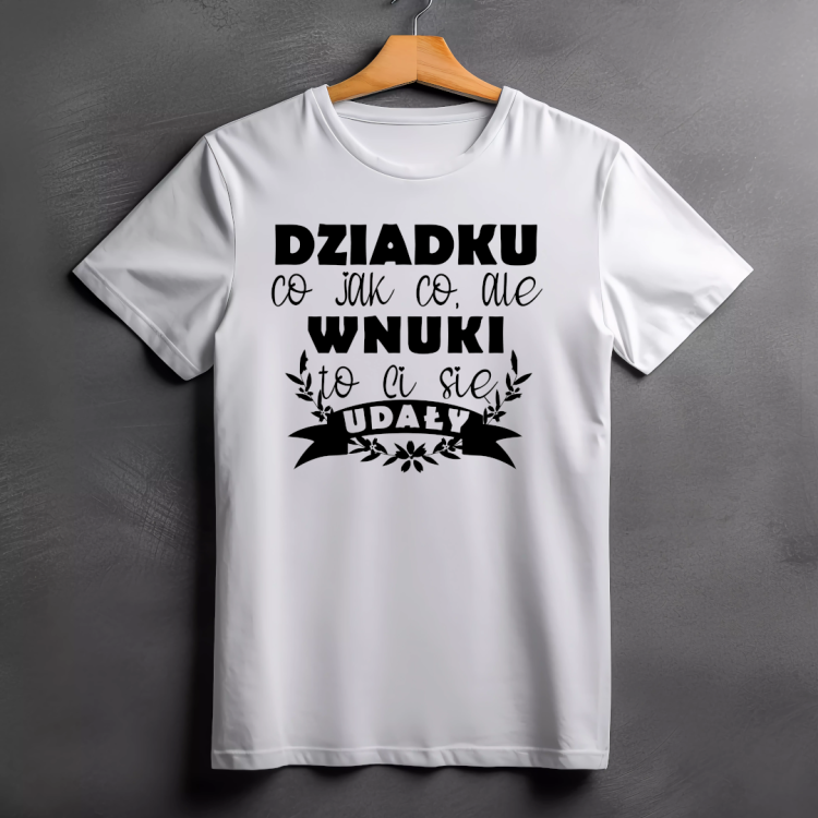 369.png Koszulka Dziadku, co jak co, ale wnuki to ci się udały – prezent na Dzień Dziadka PixelNadruk.pl Koszulka Dziadku, co jak co, ale wnuki to ci się udały – zabawny prezent dla dziadka