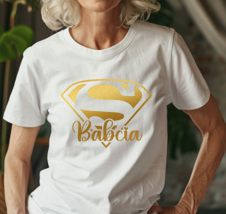 374.png Koszulka Super Babcia ze znakiem Supermana – prezent na Dzień Babci PixelNadruk.pl Koszulka Super Babcia ze znakiem Supermana – zabawny prezent dla babci