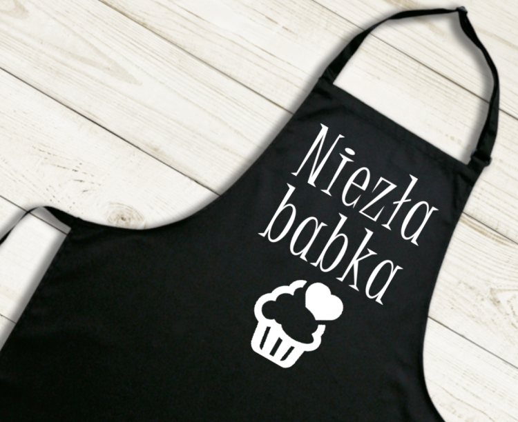 3 fartuch.png Bawełniany fartuch „Niezła Babka” – zabawny prezent na Dzień Babci PixelNadruk.pl