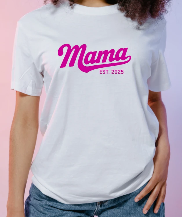 Koszulka damska z nadrukiem „Mama est. 2025” – nowoczesna koszulka na Dzień Matki, pamiątka dla świeżo upieczonej mamy