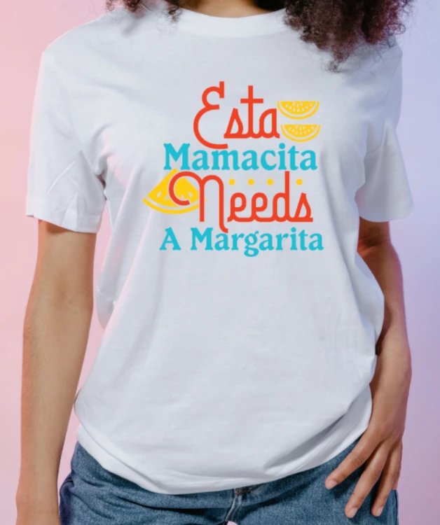 Koszulka damska z nadrukiem „Est Mamacita Needs  a Margarita” – zabawna koszulka na Dzień Matki, modny prezent dla mamy