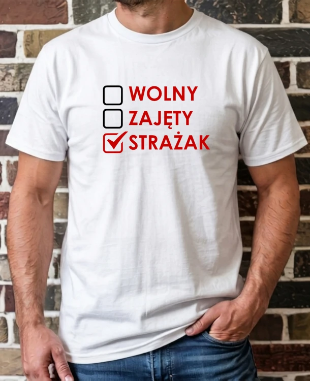 Koszulka z nadrukiem „Wolny Zajęty Strażak” w kolorze czarnym, wykonana z wysokiej jakości bawełny. Na froncie humorystyczny nadruk nawiązujący do pracy strażaka. Idealna jako prezent na Dzień Strażaka dla PSP i OSP.