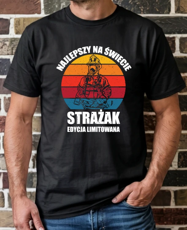 Koszulka z nadrukiem „Najlepszy Strażak na świecie” w kolorze czarnym, wykonana z wysokiej jakości bawełny. Na froncie wyrazisty napis podkreślający uznanie dla strażaka. Idealna na Dzień Strażaka jako wyjątkowy prezent dla strażaka PSP lub OSP.