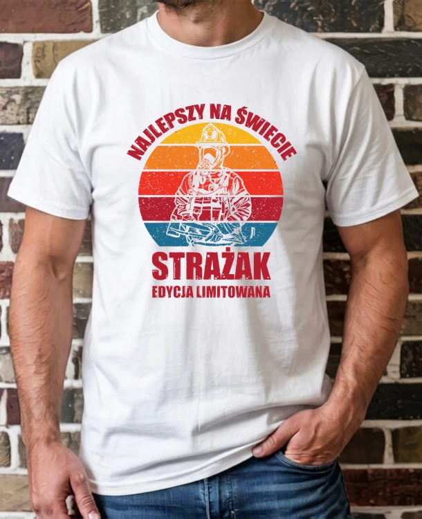 Koszulka z nadrukiem „Najlepszy Strażak na świecie” w kolorze czarnym, wykonana z wysokiej jakości bawełny. Na froncie wyrazisty napis podkreślający uznanie dla strażaka. Idealna na Dzień Strażaka jako wyjątkowy prezent dla strażaka PSP lub OSP.