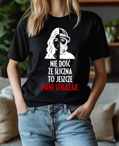 Koszulka z nadrukiem „Śliczna Pani Strażak” w kolorze czarnym, wykonana z wysokiej jakości bawełny. Na froncie estetyczny i kobiecy nadruk podkreślający rolę kobiet w straży pożarnej. Idealna koszulka na Dzień Strażaka
