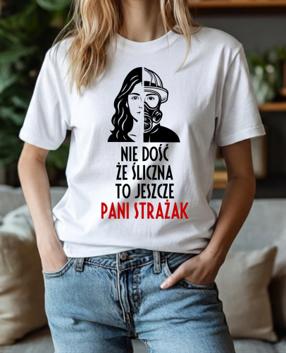 Koszulka z nadrukiem „Śliczna Pani Strażak” w kolorze czarnym, wykonana z wysokiej jakości bawełny. Na froncie estetyczny i kobiecy nadruk podkreślający rolę kobiet w straży pożarnej. Idealna koszulka na Dzień Strażaka