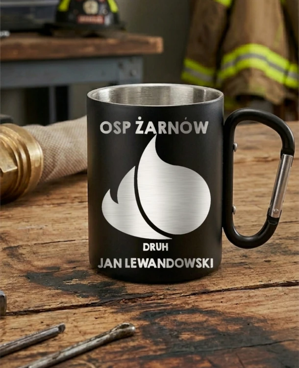 Metalowy kubek z grawerem „Druh” z karabińczykiem, personalizowany, wykonany z lekkiego metalu. Widoczny trwały grawer strażacki. Idealny kubek turystyczny dla strażaka na Dzień Strażaka