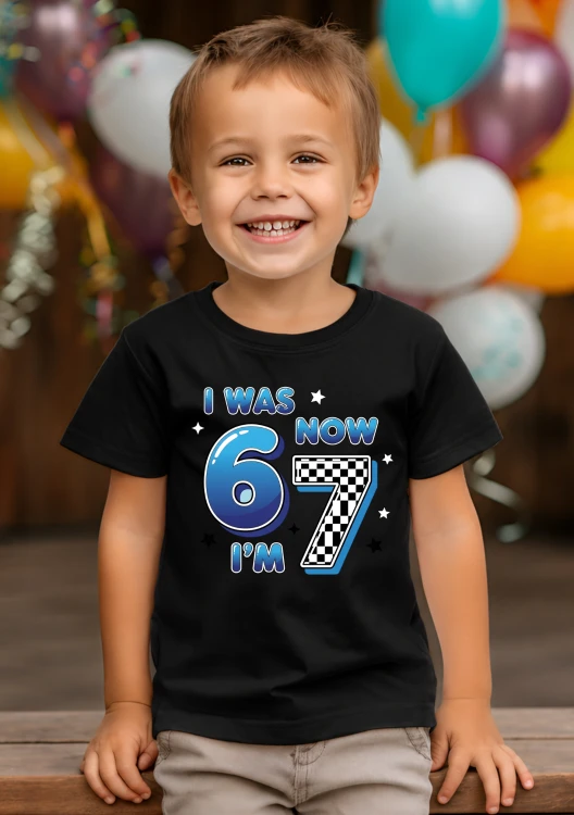 Koszulka dziecięca „I Was 6, Now I'm 7” to idealny strój na 7. urodziny. Oryginalny nadruk podkreśla wyjątkowy charakter uroczystości i sprawia, że solenizant wyróżnia się podczas swojego święta.