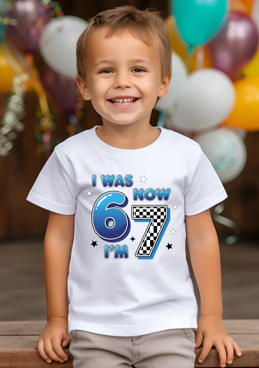 Koszulka dziecięca „I Was 6, Now I'm 7” to idealny strój na 7. urodziny. Oryginalny nadruk podkreśla wyjątkowy charakter uroczystości i sprawia, że solenizant wyróżnia się podczas swojego święta.
